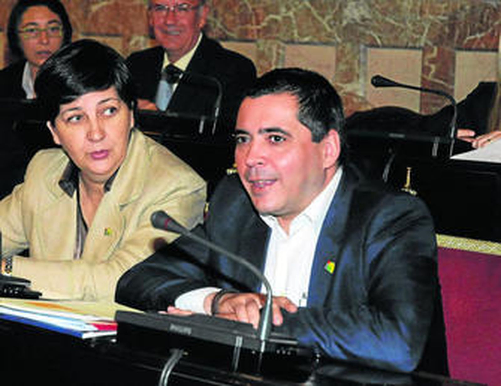 Carlos Vázquez, durante su intervención en el Pleno, junto a Josefa Medrano.