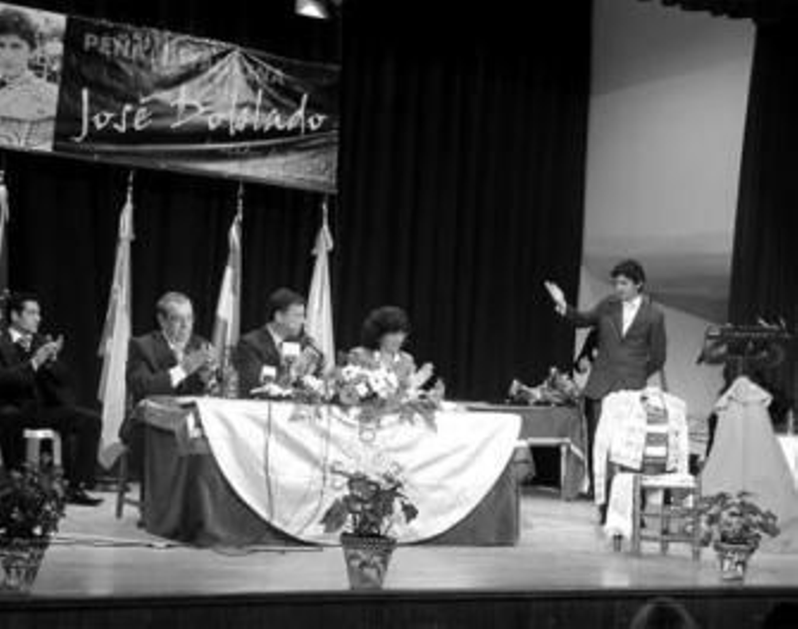 Brindis muy torero de Doblado correspondiendo al aplauso general.