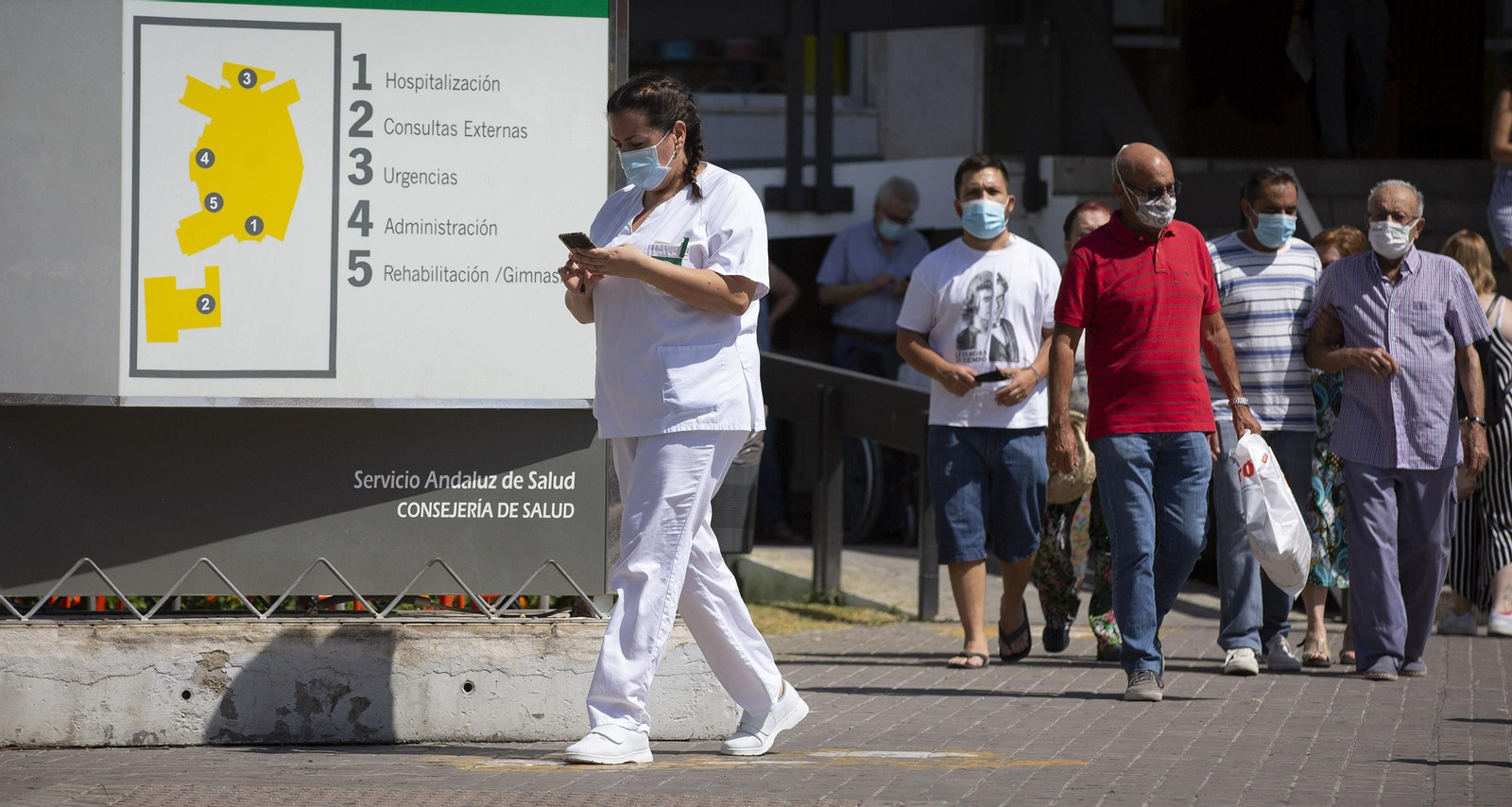 Una sanitaria junto a varios pacientes en el área hospitalaria del Macarena.