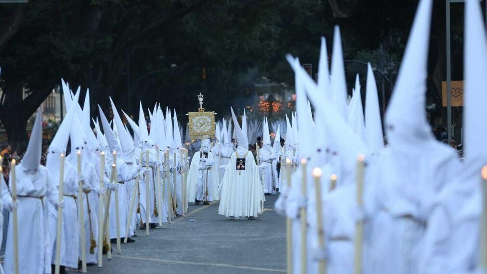Cortejo de la cofradía del Rocío por la Alameda Principal.