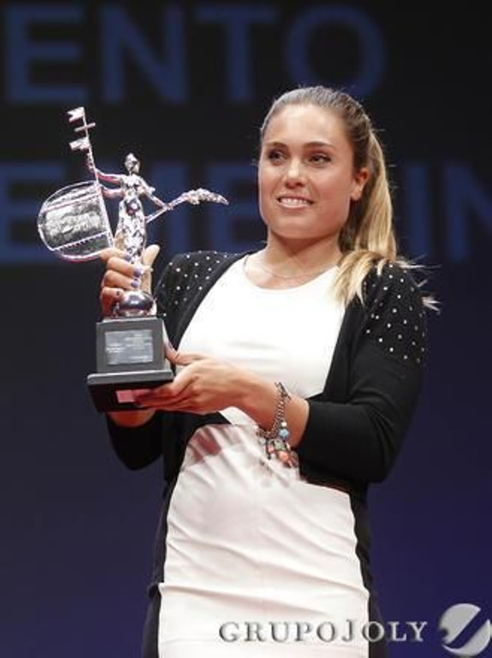 Blanca Manchón, tercera en el ranking mundial de vela en la clase RS:X, con el premio Ayuntamiento de Sevilla. 

Foto: Juan Carlos Muñoz