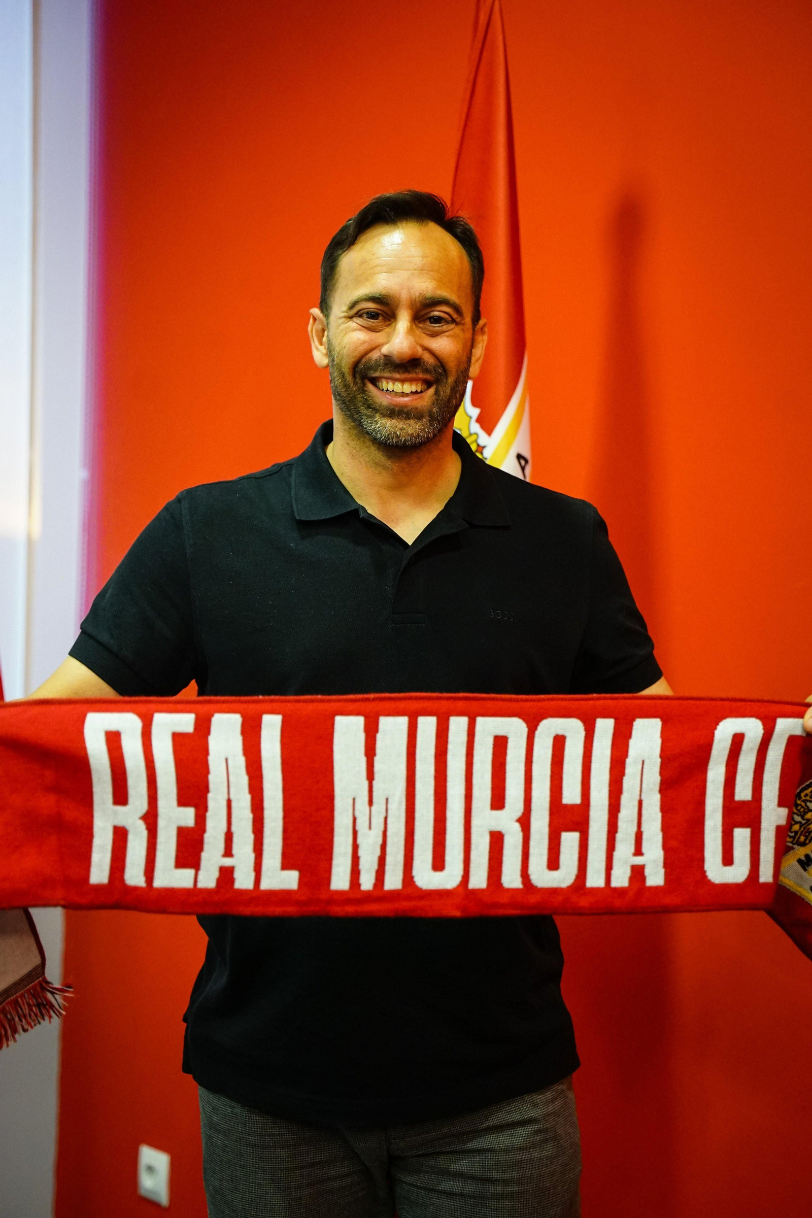 Fran Fernández posa con la bufanda de su nuevo equipo tras su anuncio como su nuevo técnico.