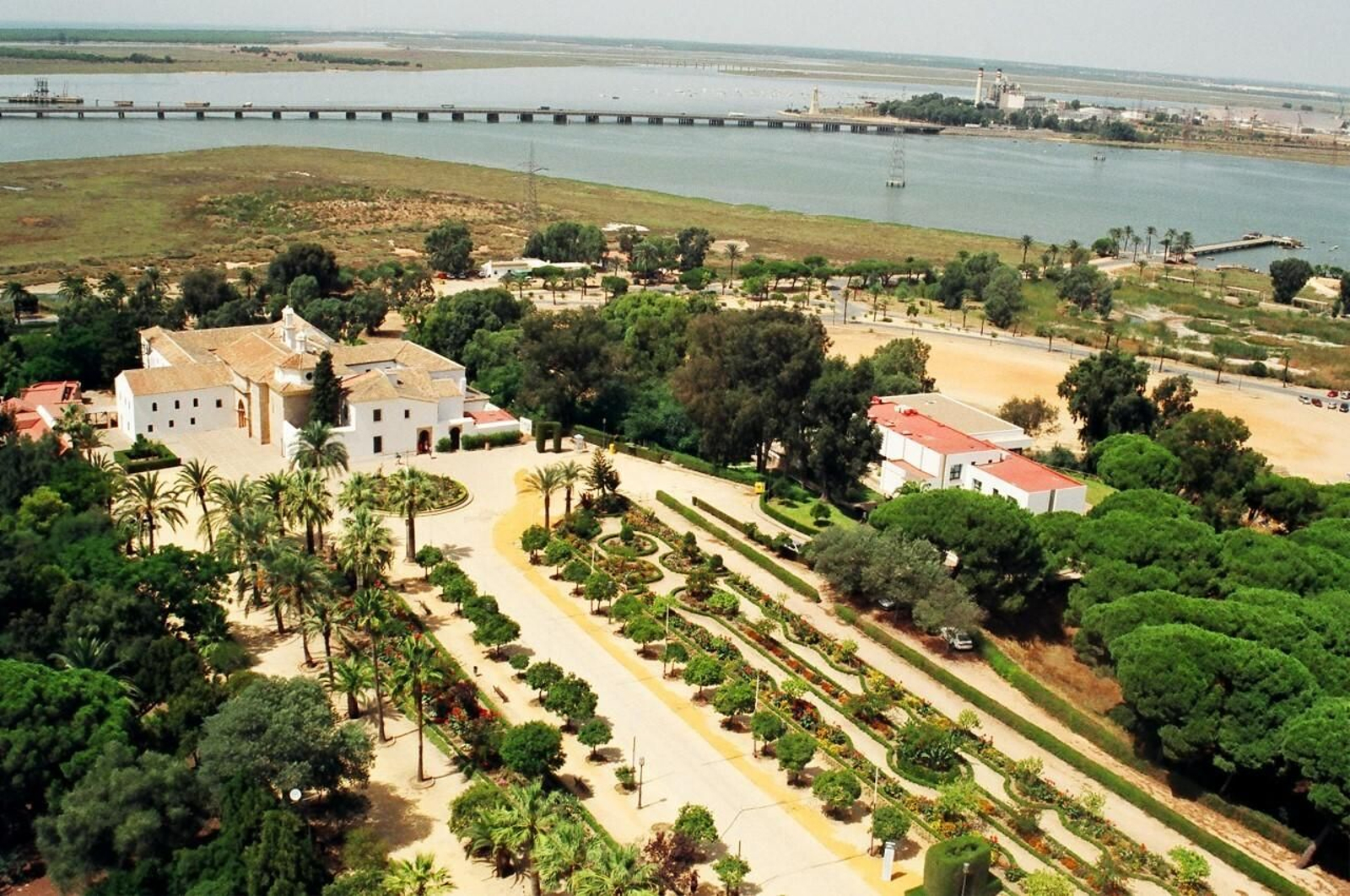 El monasterio de La Rábida visto desde el monumento a los Descubridores.