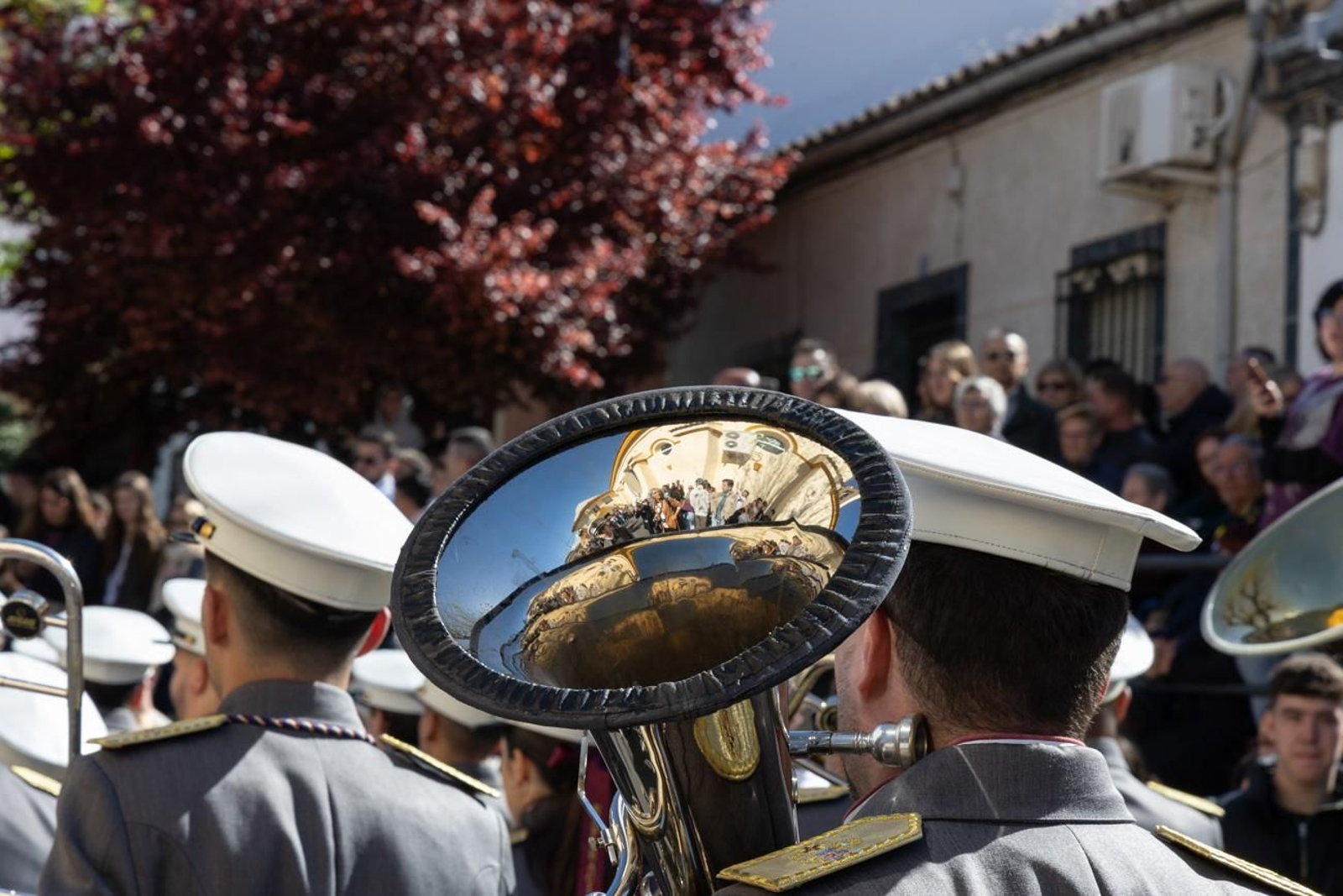 El Miércoles Santo inicia la tarde con los nazarenos trinitarios del barrio de Santa Isabel