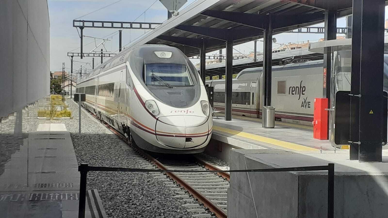 El tren 114.006, el viernes pasado en la Estación de Granada