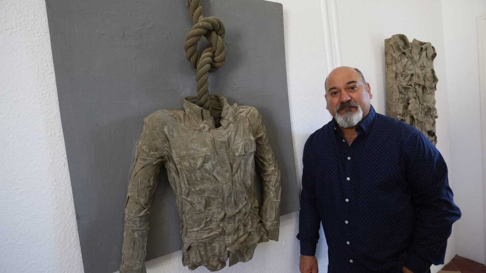 Imad Mansour junto a una de sus obras.