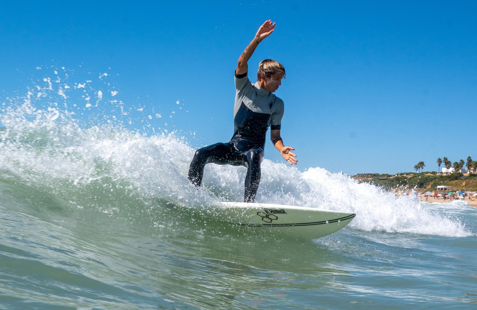 Aunque la mayoría de días surfeaba en Cádiz, este surfista también disfrutaba de sesiones de surf en Roche