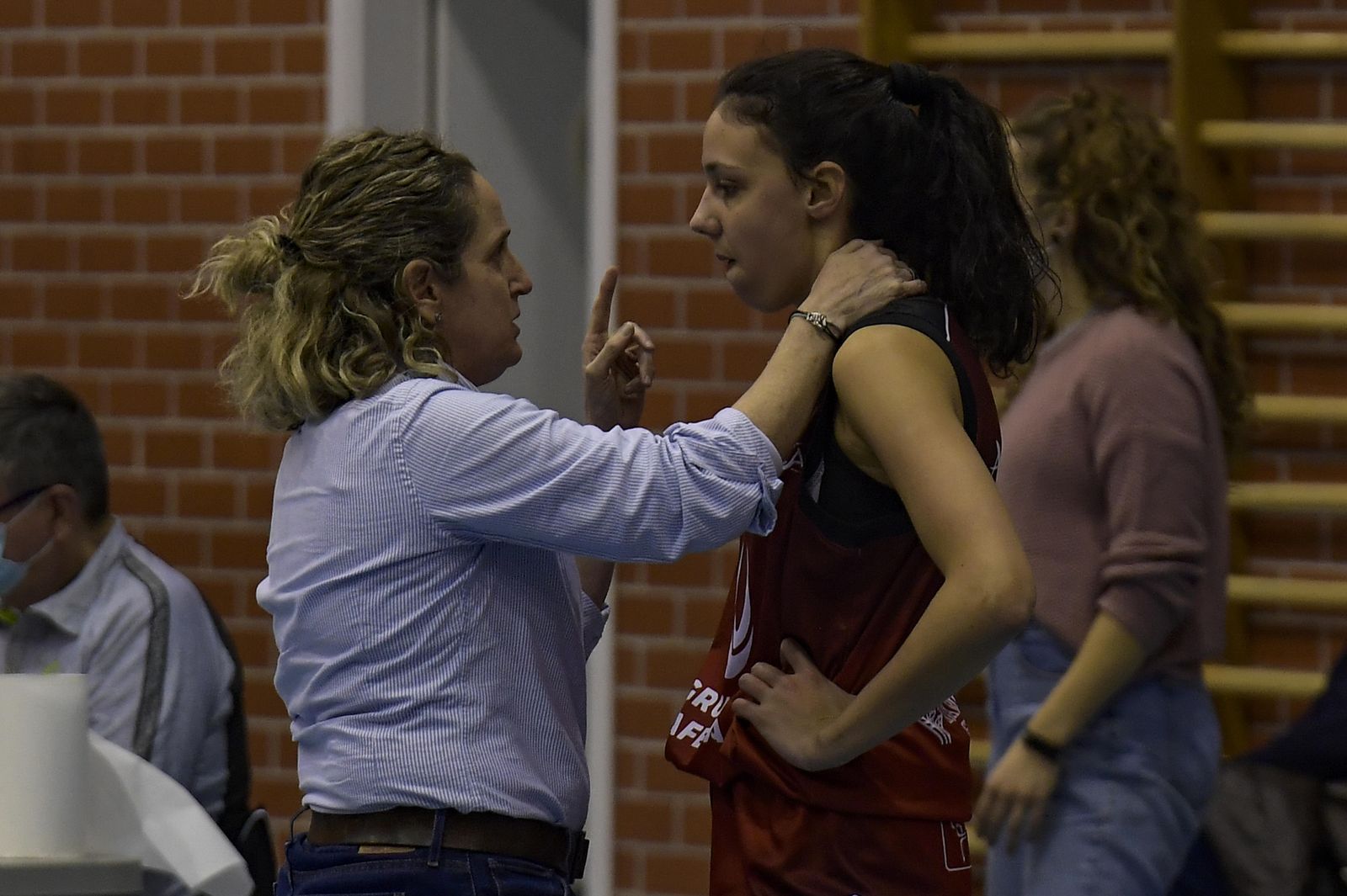 Maribel Piñar da instrucciones a la jugadora del Raca Marina Gea.