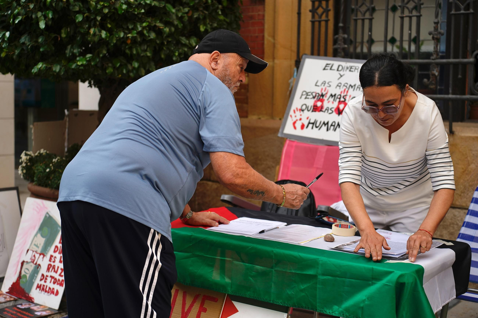 La recogida de firmas en Algeciras por la bandera de Palestina, en imágenes