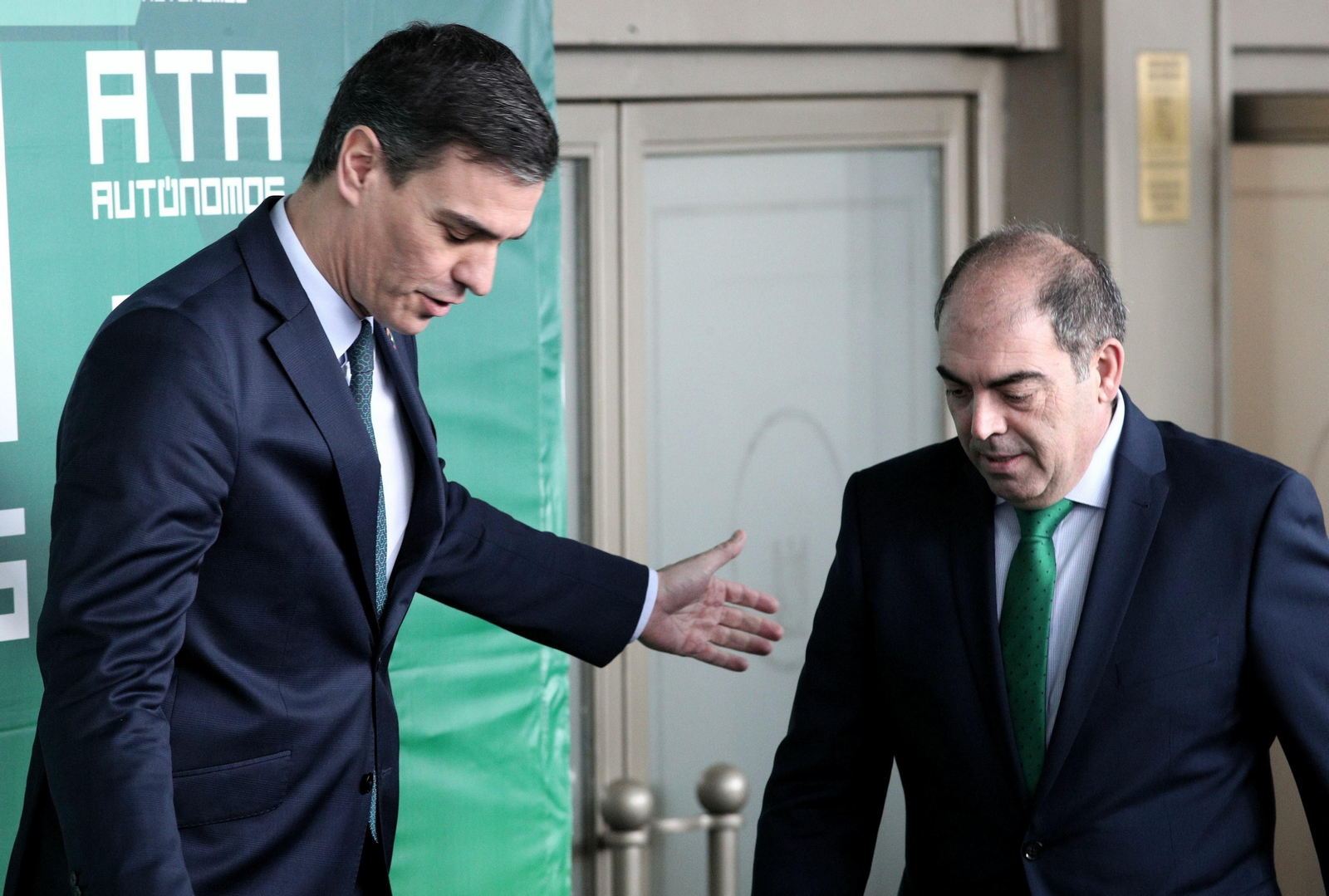 El presidente del Gobierno, Pedro Sánchez, y el presidente de ATA, Lorenzo Amor, en la clausura de la asamblea de la organización. El presidente del Gobierno, Pedro Sánchez, y el presidente de ATA, Lorenzo Amor, en la clausura de la asamblea de la organización.