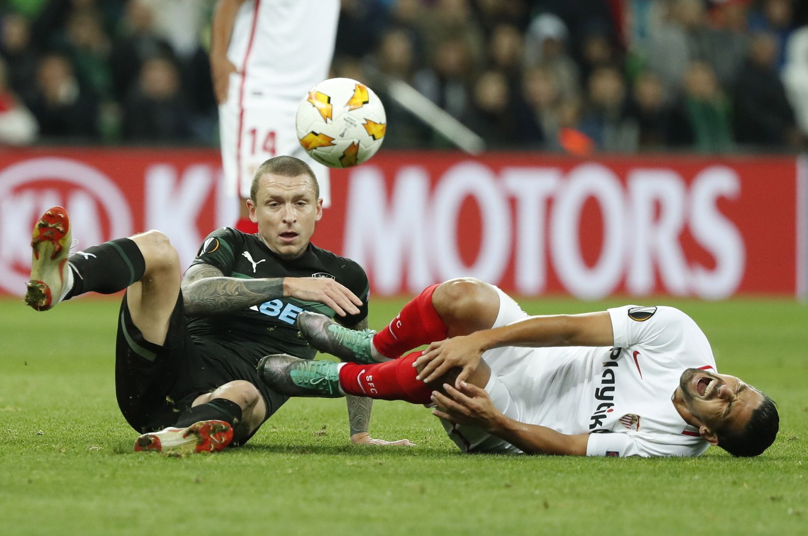 Nolito sufre una entrada.