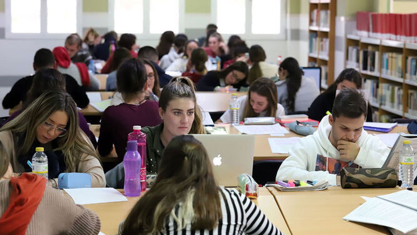Estudiantes en la Universidad de Huelva.