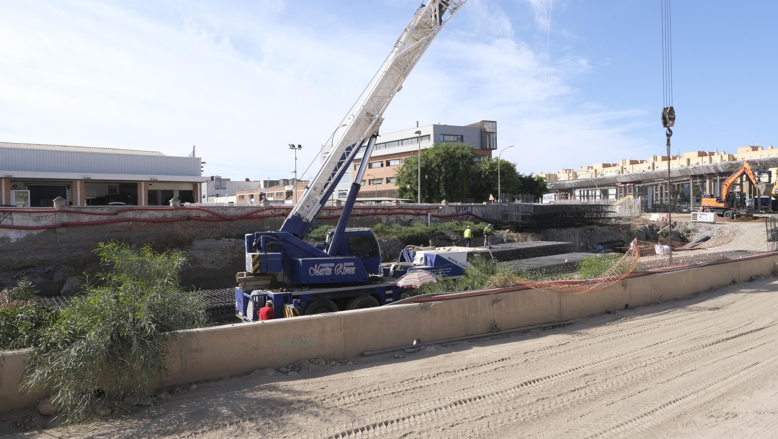 El Puente de la Avenida del Mediterráneo en su última fase de desmantelamiento, en imágenes