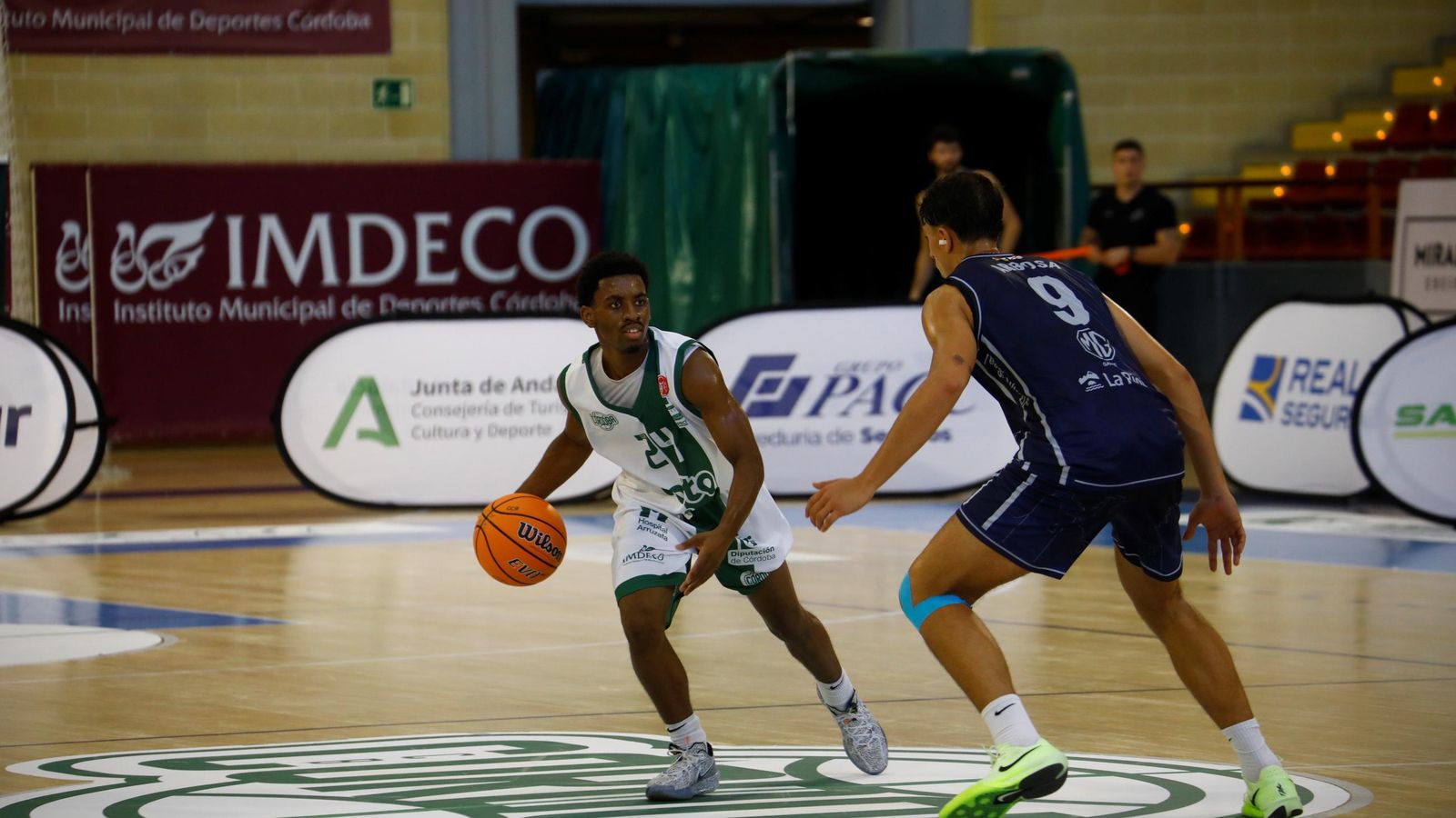 Nixon es presionado por Arbosa.