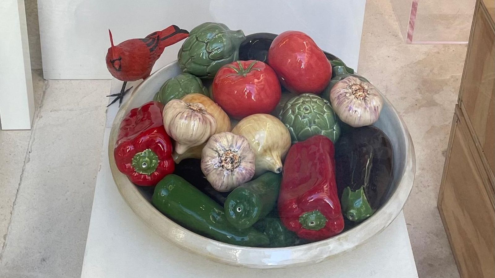 Frutas de cerámica elaboradas por la artesana María Rengel