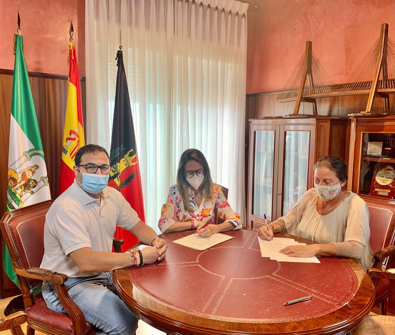 Momento de la firma del convenio.