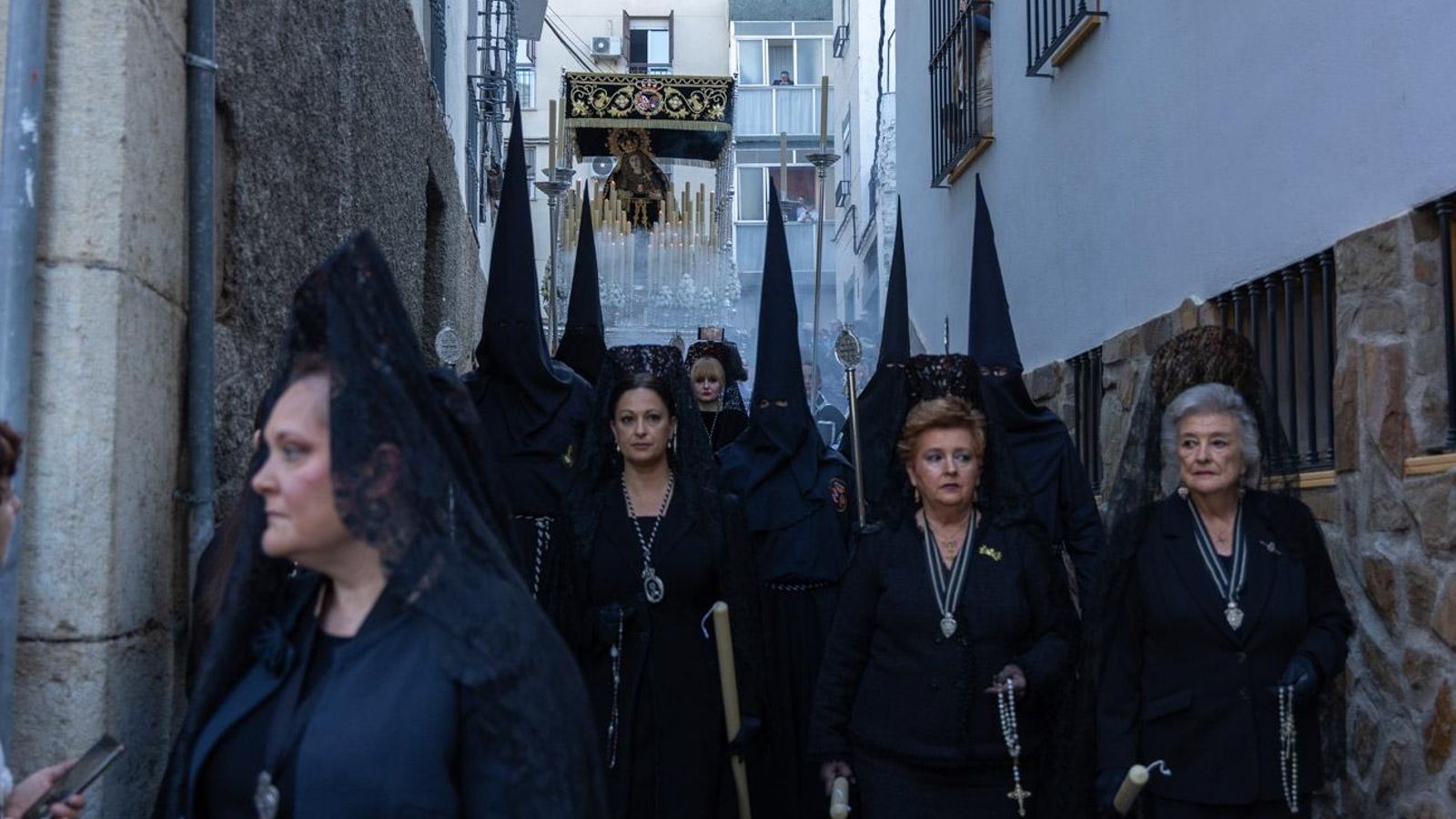 Luto y duelo en la noche del Viernes Santo, en imágenes