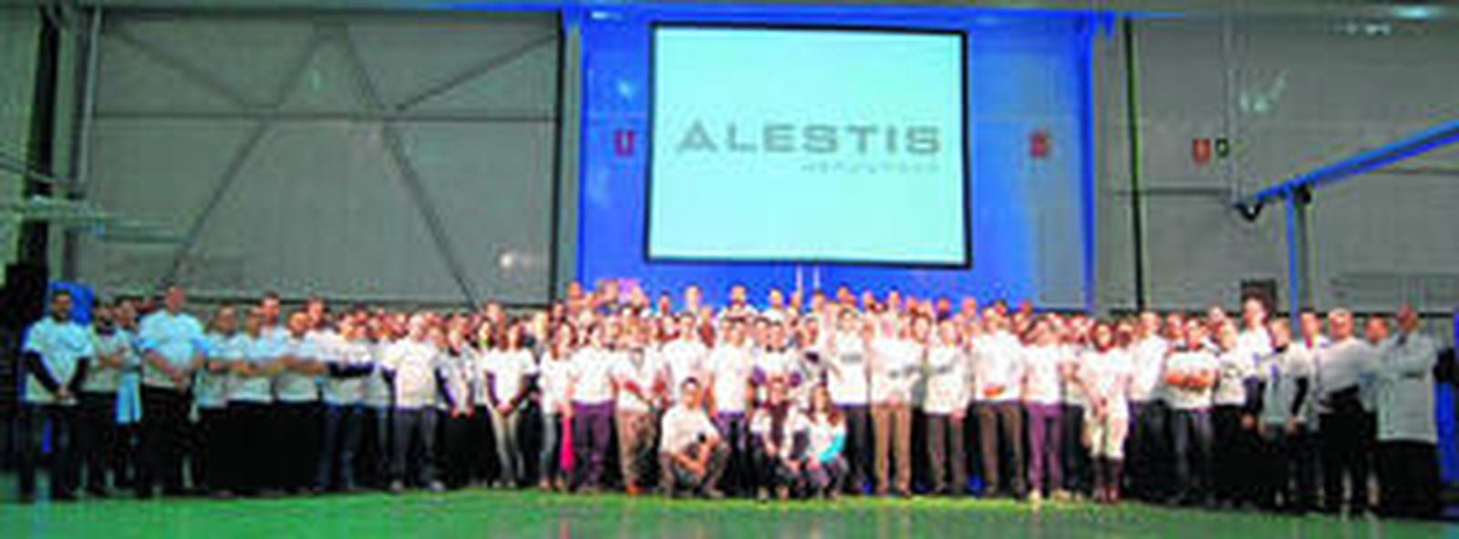 Foto de familia de la plantilla de Alestis en Sevilla en la reciente visita del jefe del programa del A350 de Airbus.