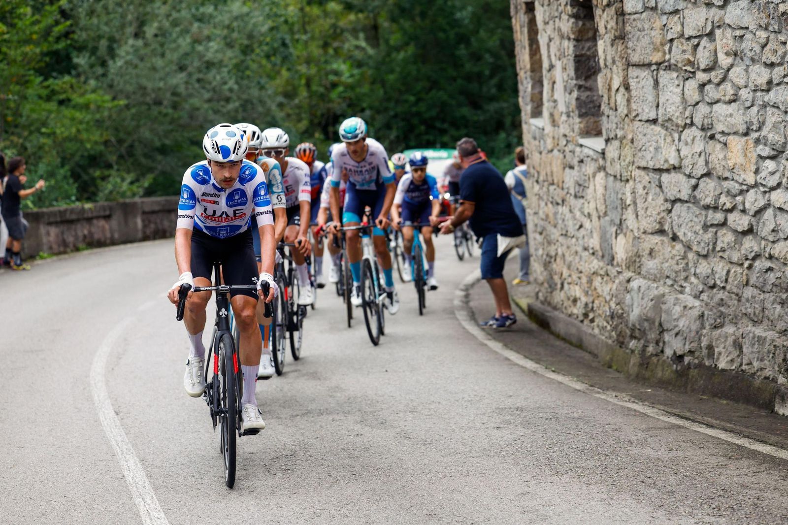El pelotón ciclista durante la decimosexta etapa de la Vuelta 2024 con final en los Lagos de Covadonga.
