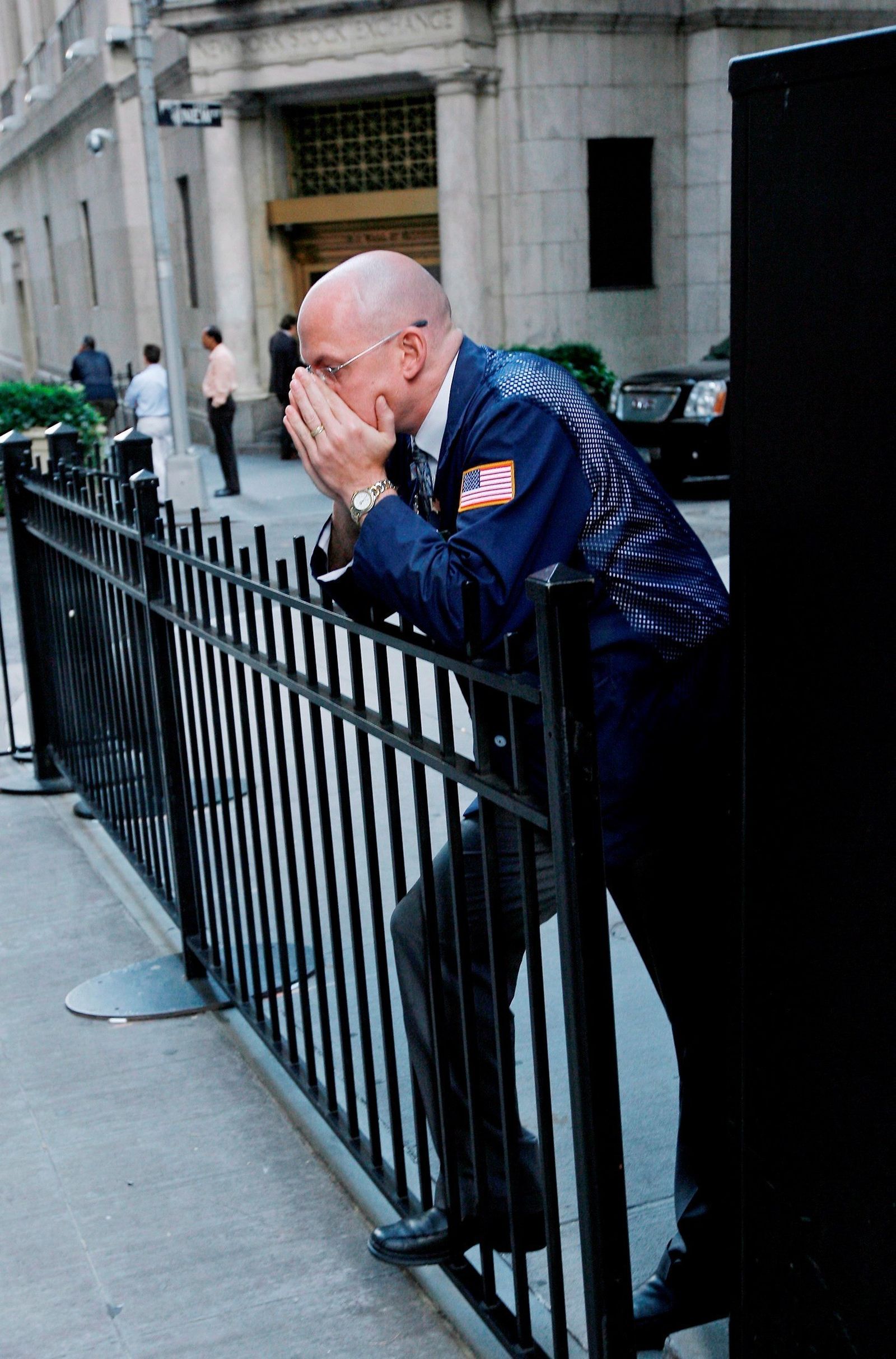 Un corredor de bolsa se lamenta en Wall Street el 15 de septiembre de 2008.