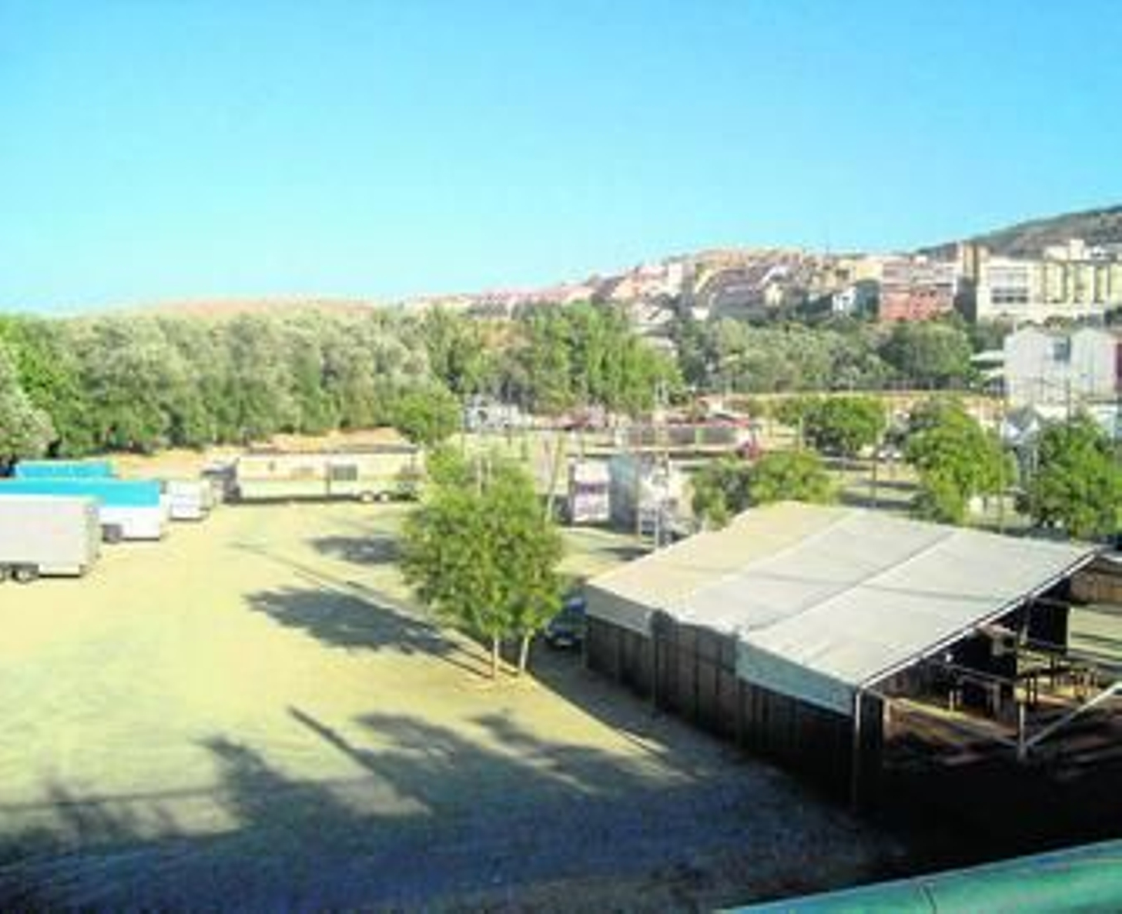 Ya se están montando las primeras casetas y atracciones de la feria.