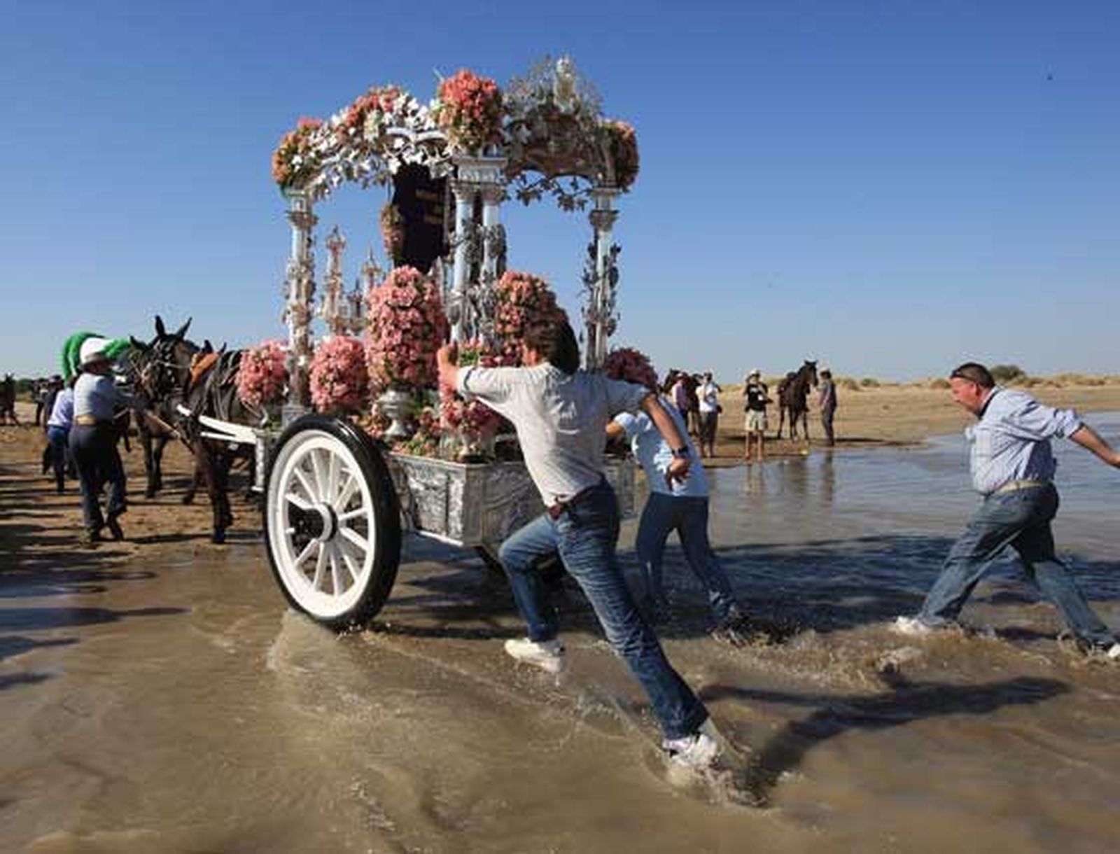 La Hermandad de Jerez llegó a Bajo de Guía a las seis menos cinco, más tarde de lo previsto en el Plan Romero

Foto: Juan Carlos Toro