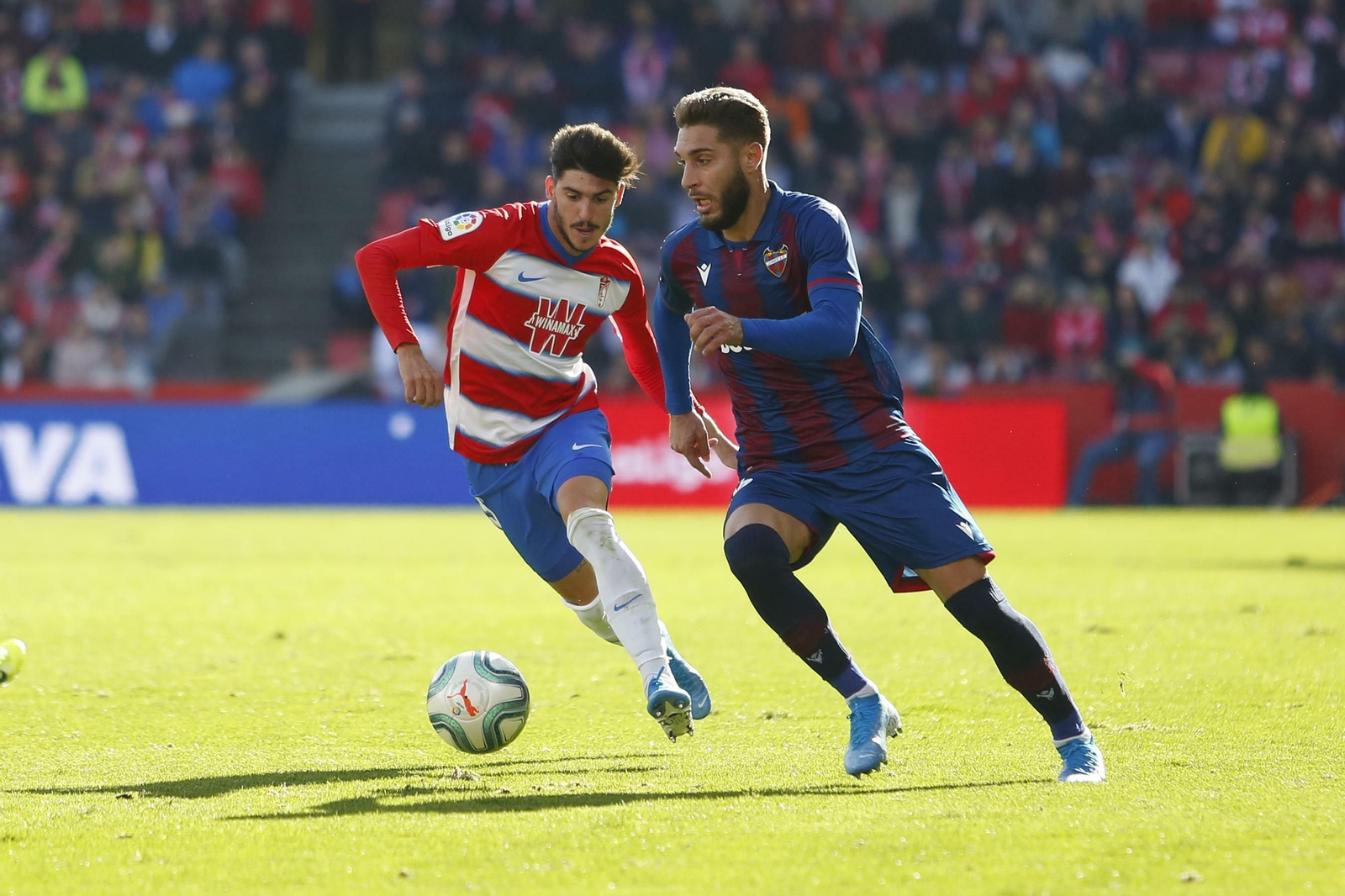 El ex rojiblanco Rubén Rochina será baja por lesión en la cita de esta tarde.