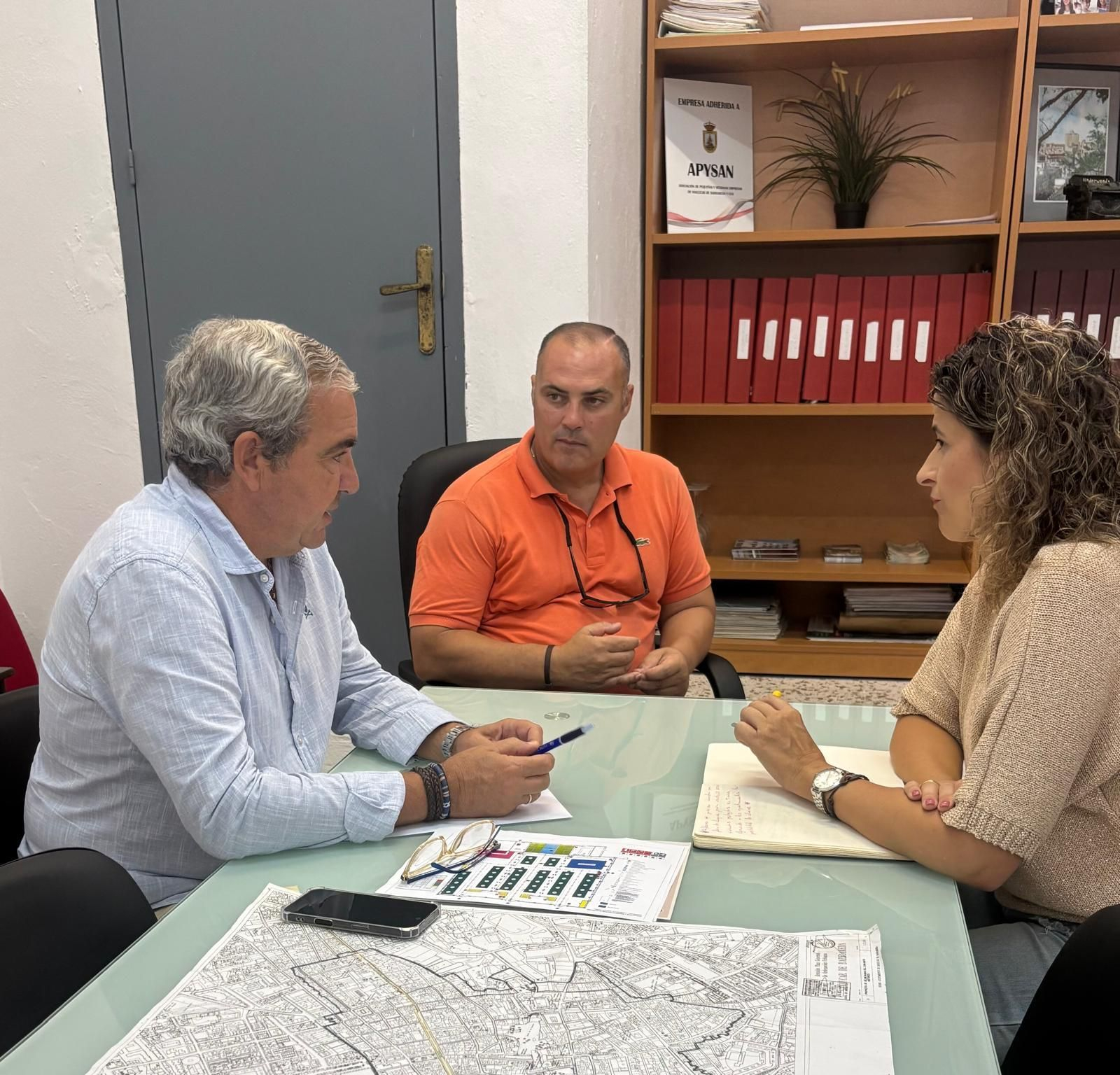 Carmen Pérez, portavoz del PP de Sanlúcar, analiza el sector turístico con Apysan.