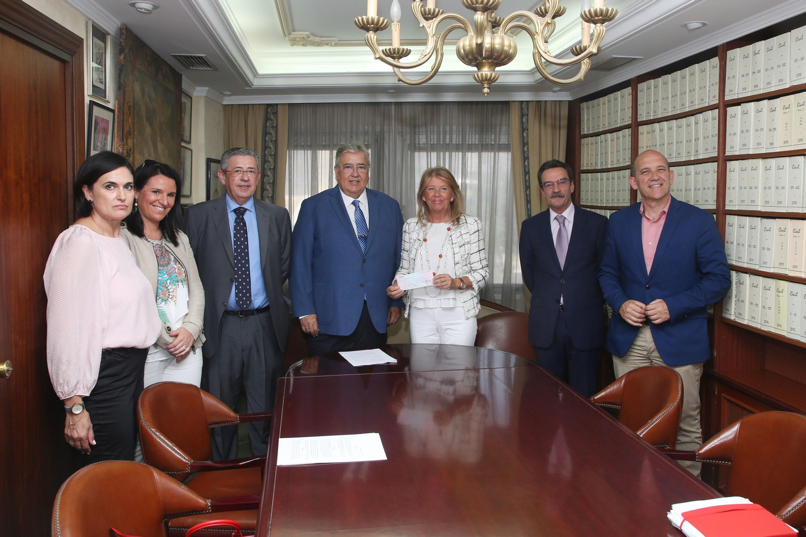 Entrega del cheque por valor de 12 millones de euros al Ayuntamiento de Marbella.