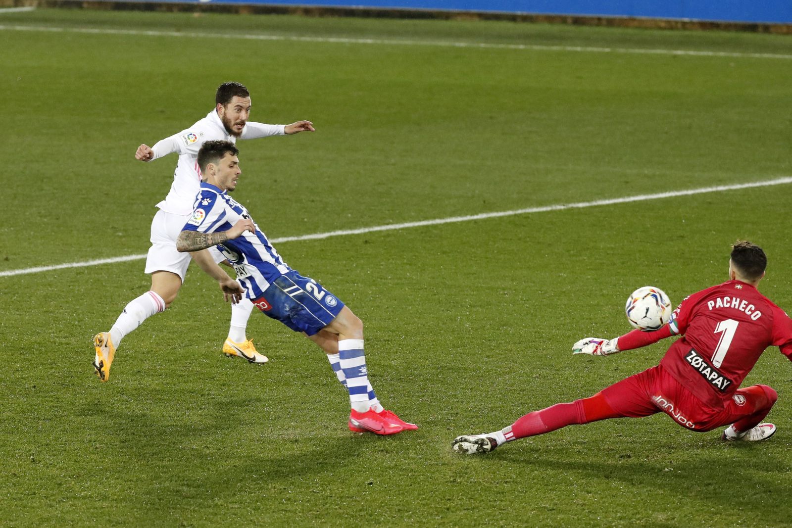 Hazard bate a Pacheco en la jugada del 0-3.