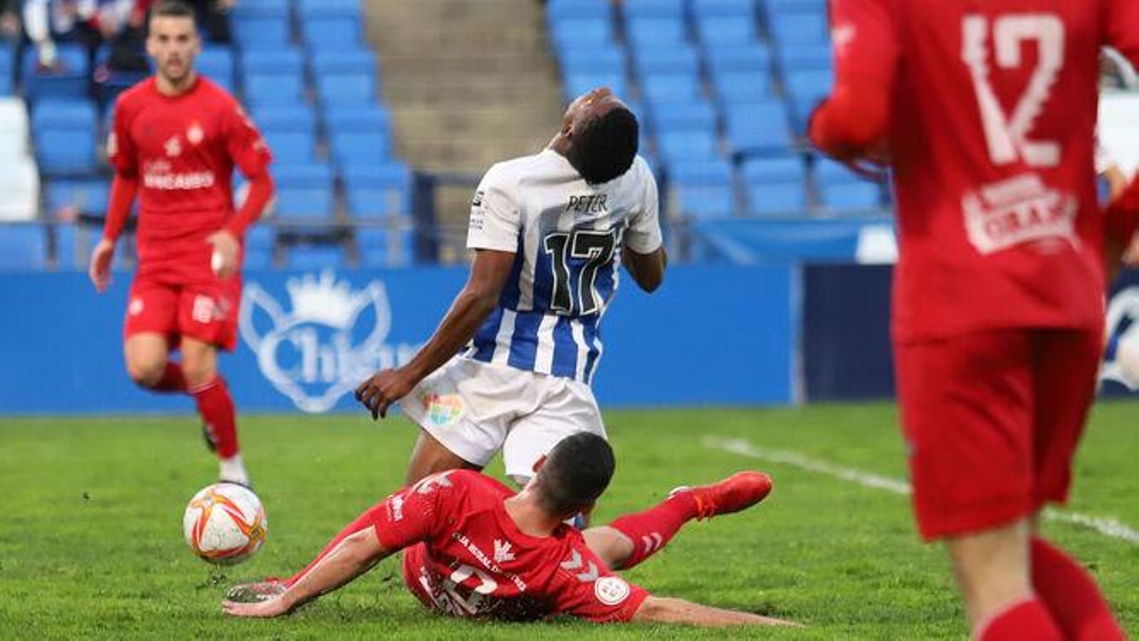 Peter cae en el área en el último penalti señalado al Recre en el Nuevo Colombino.