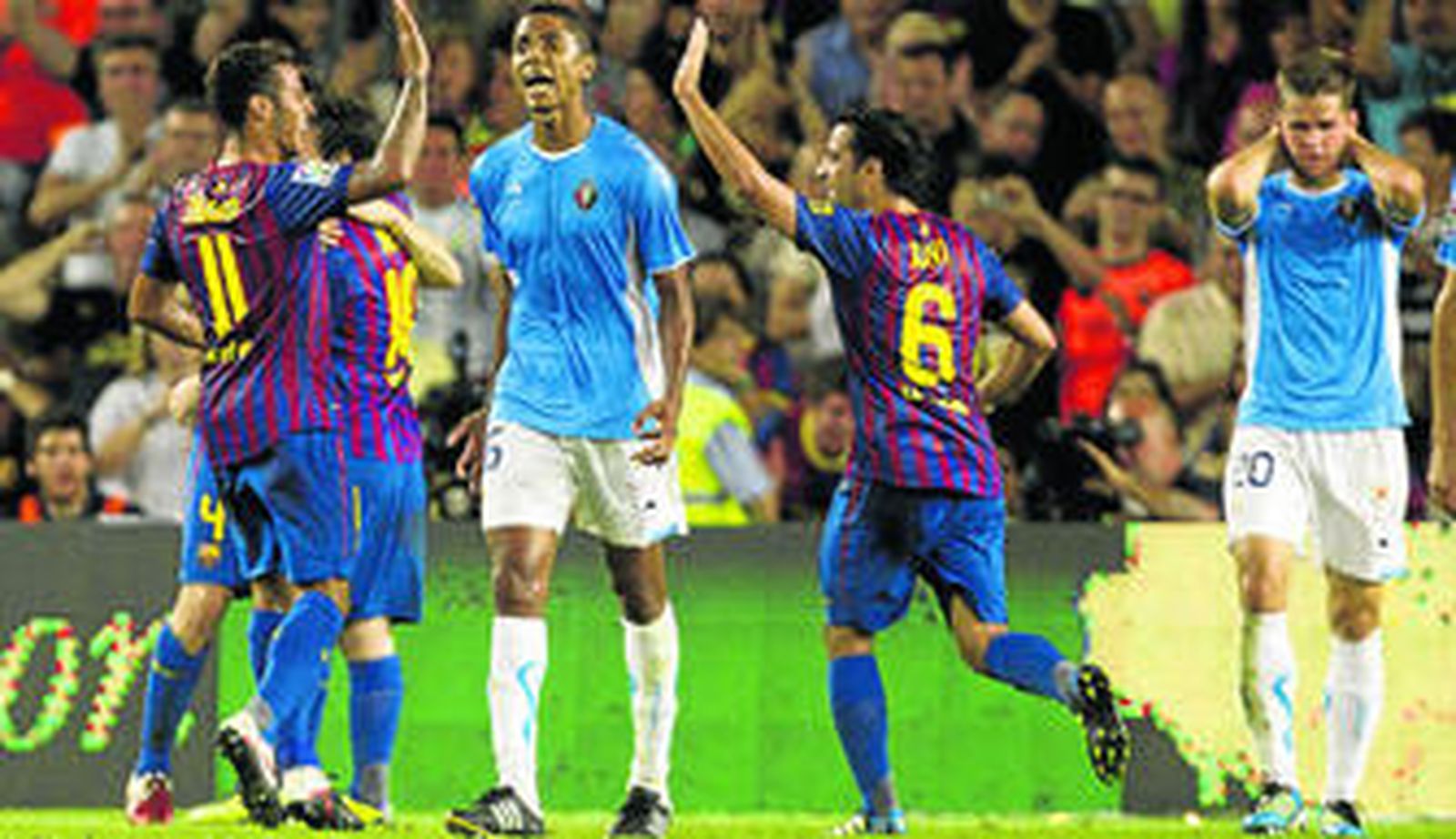 Roversio y Raitala, jugadores de Osasuna, lamentan la consecución del quinto gol del Barcelona, obra de Messi, el pasado sábado en el Nou Camp.