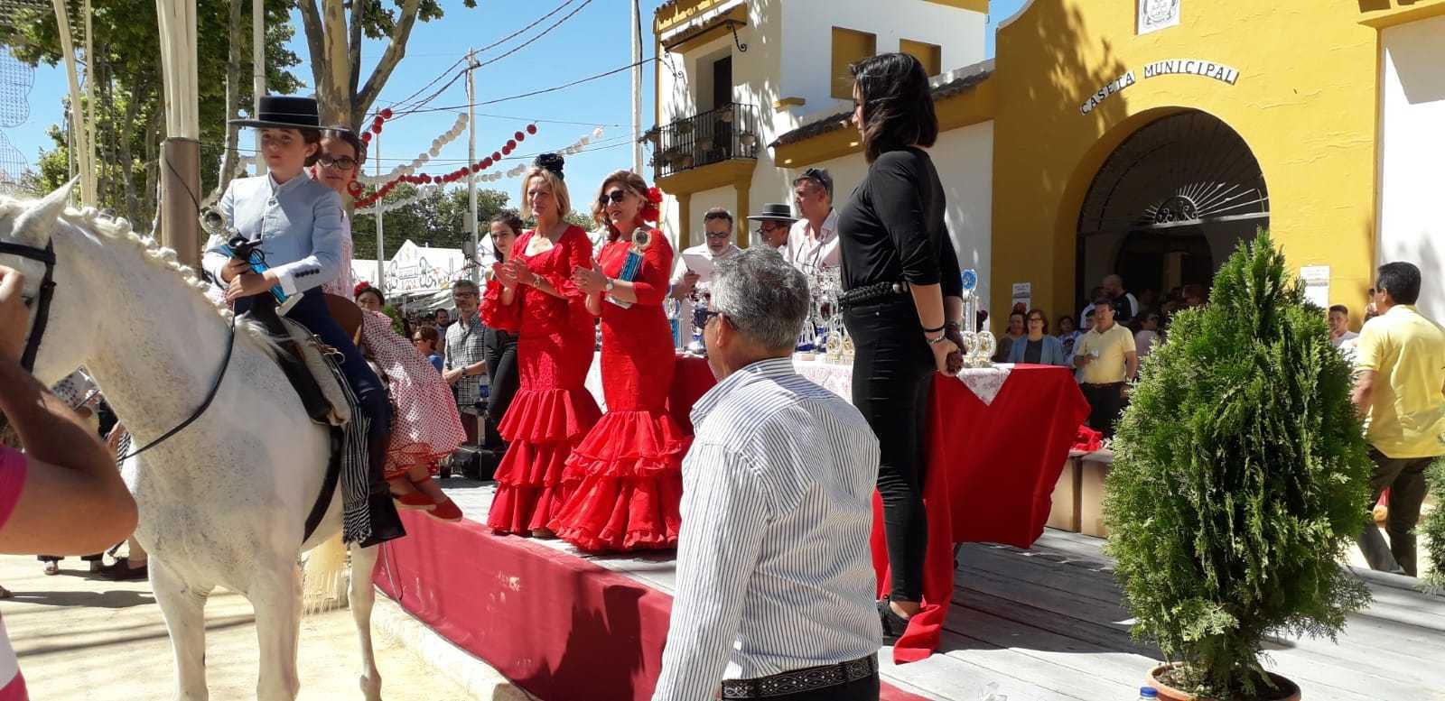 La concejala de Fiestas, Ana María Arias, haciendo entrega de los premios del paseo de caballistas.
