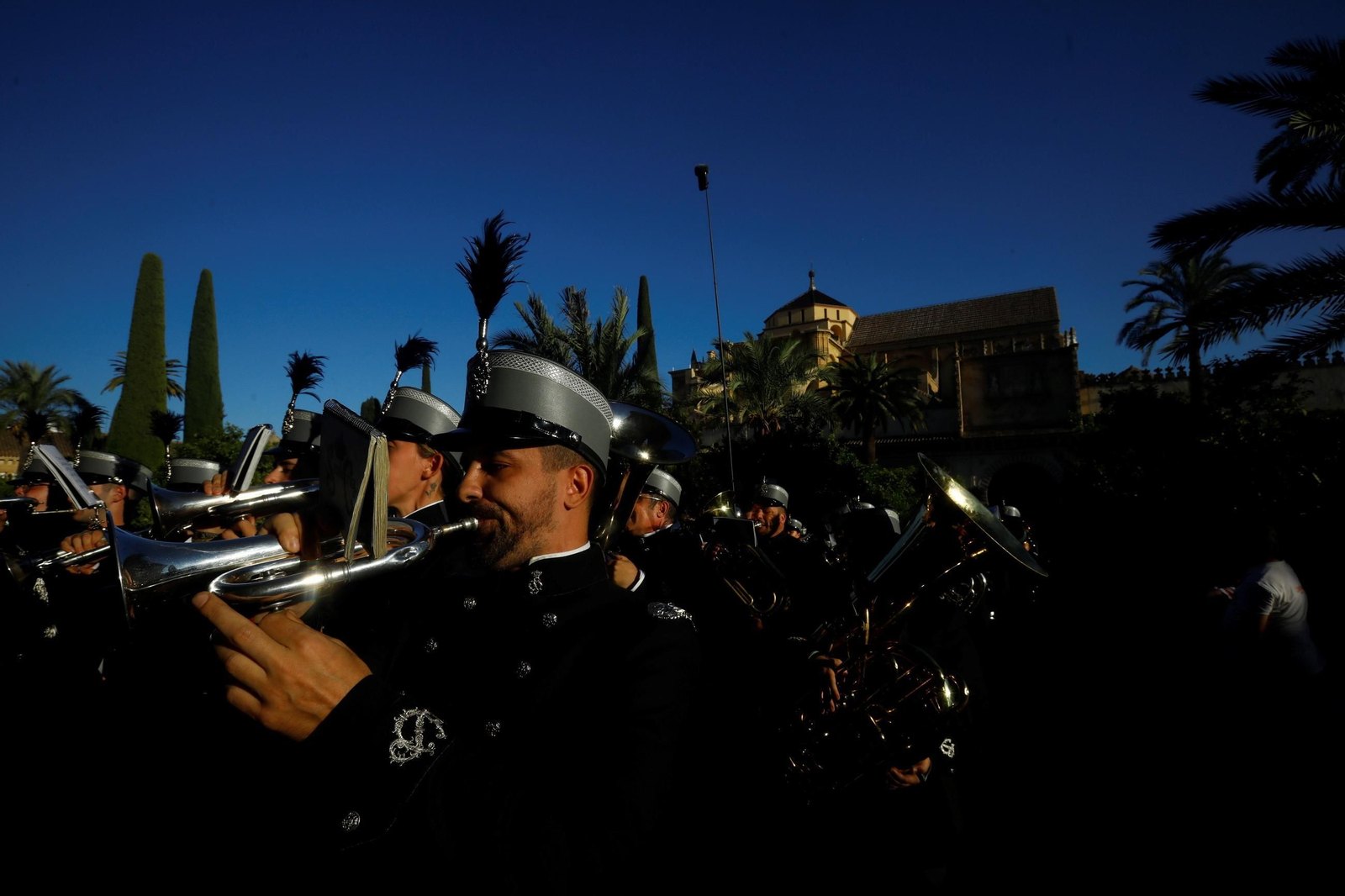 Las mejores fotos de los traslados de regreso de las hermandades tras el Magno Vía Crucis de Córdoba