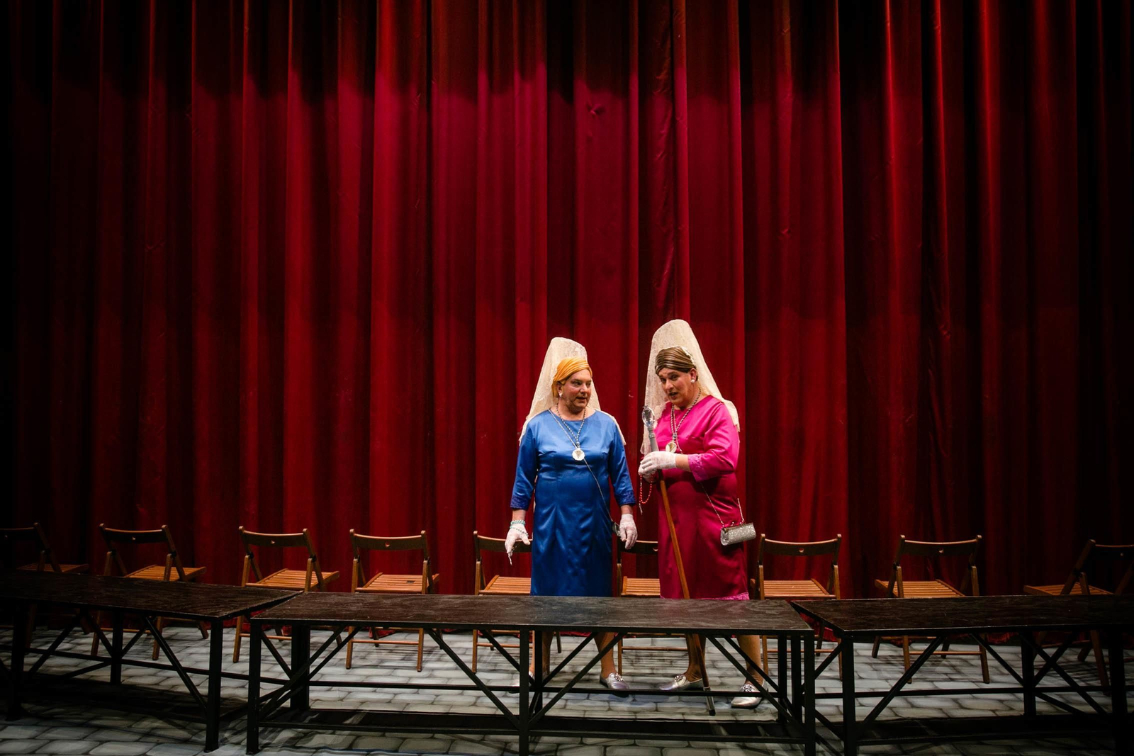 Algunos componentes del coro de Valdés, "Siguiendo tus pasos, Cádiz" momentos antes de salir al escenario.