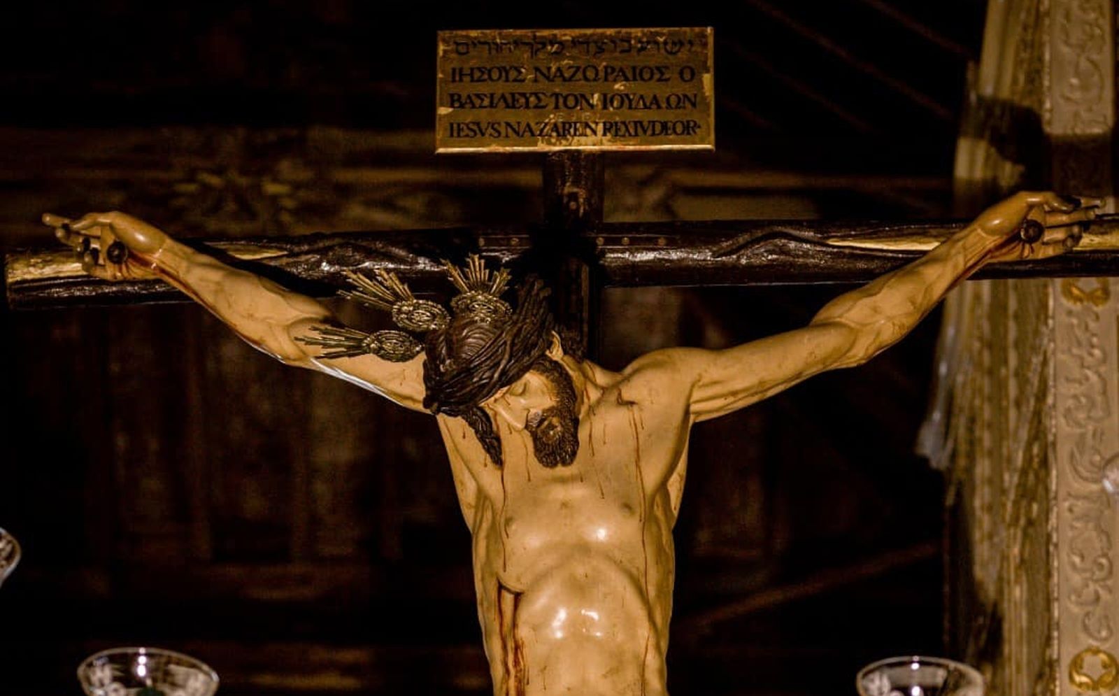 La imagen del Santísimo Cristo de la Vera Cruz sale en procesión en Sanlúcar el Viernes Santo.