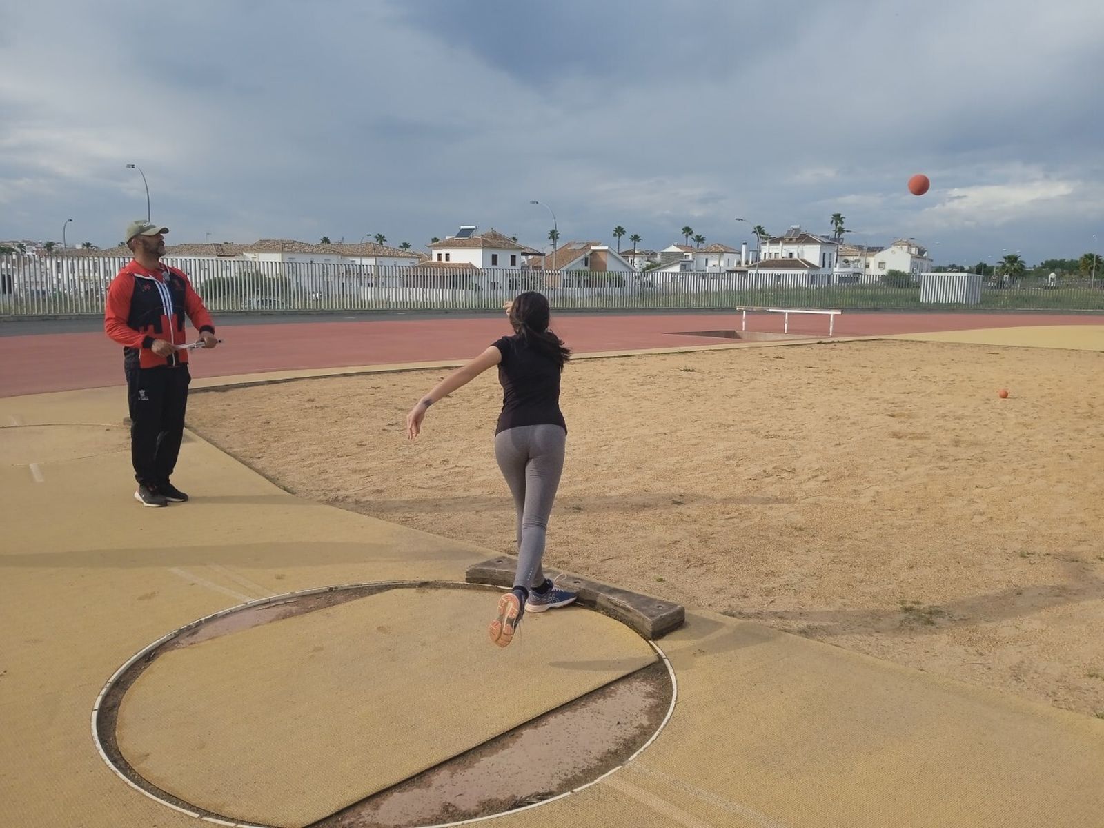 Sara Pedrero Alonso, del CD Cartaya Deportes, ejecutando un lanzamiento de .