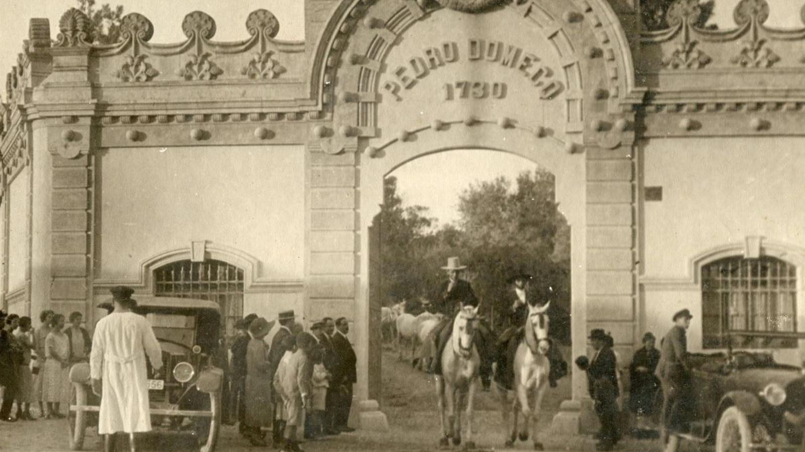 Entrada a los jardines de Domecq, por la Chaparra, años 20.