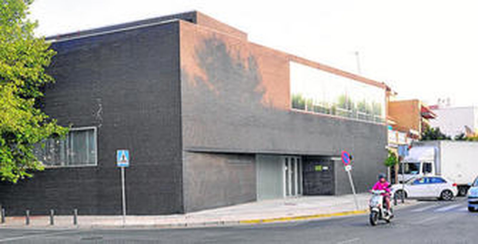 Fachada principal del edificio que ha funcionado como sede de la escuela taller del Cabildo Catedral junto con la Fundación Forja XXI.