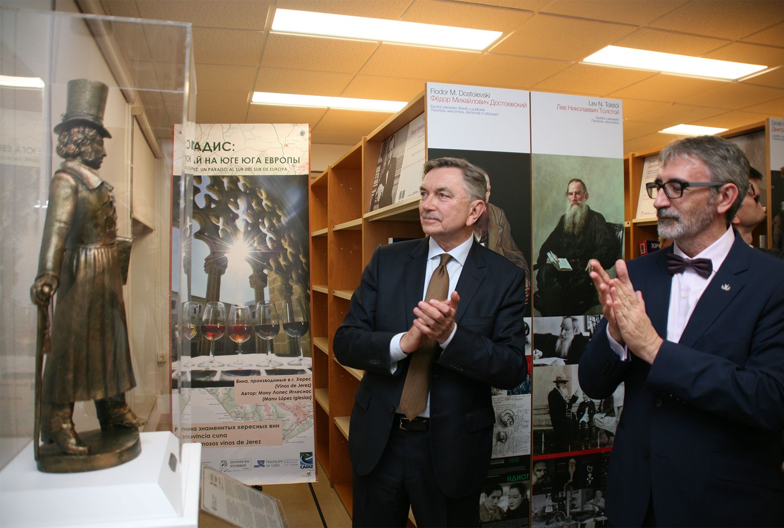 El rector de la UCA, Francisco Piniella, con el embajador de la Federación Rusa en España, Yuri P. Korchagin, en la inauguración de la primera biblioteca Pushkin en el ámbito hispano hablante del mundo, en  diciembre de 2019.