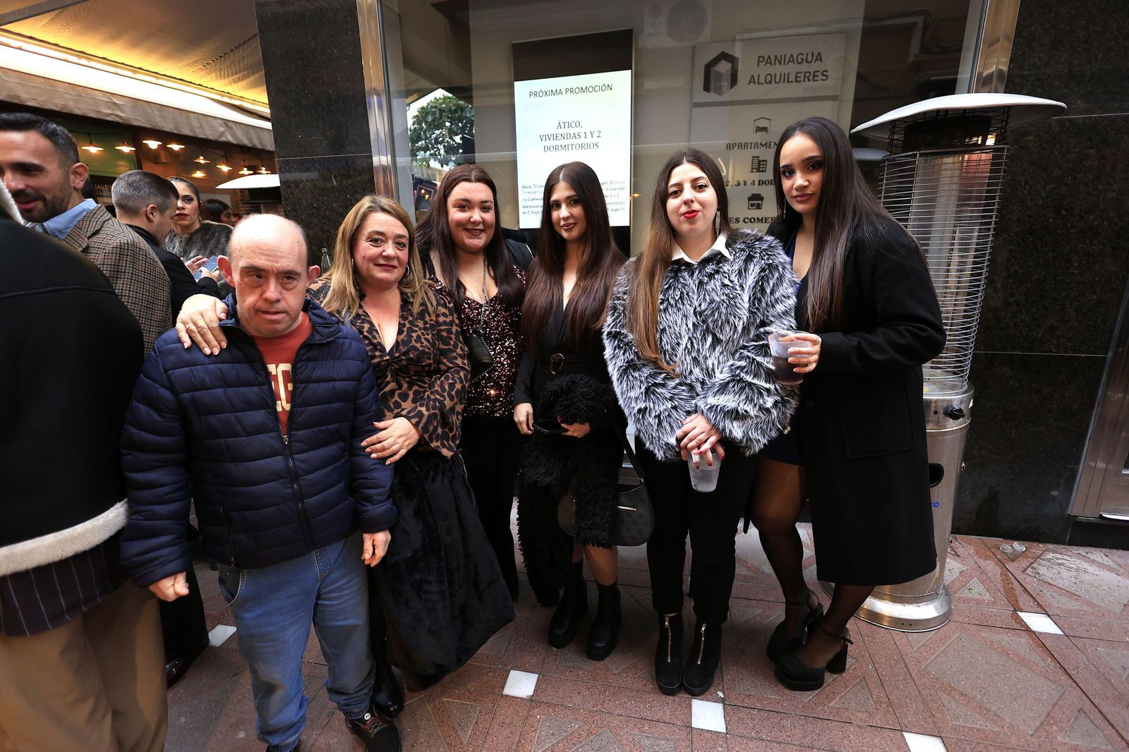 Búscate en las fotos del ambiente en el centro de La Línea antes de la Nochevieja