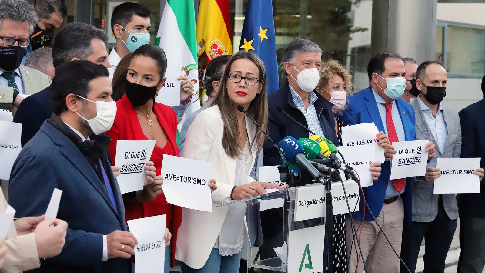 Bella Verano, acompañada por cargos públicos provinciales y nacionales durante la lectura del manifiesto.