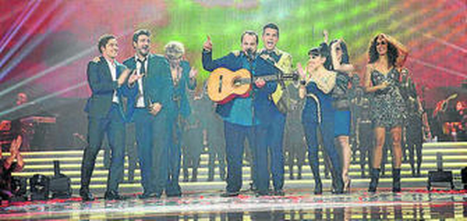 Begoña Rodrigo celebra su triunfo junto a su novio y al jurado de 'Top Chef'.