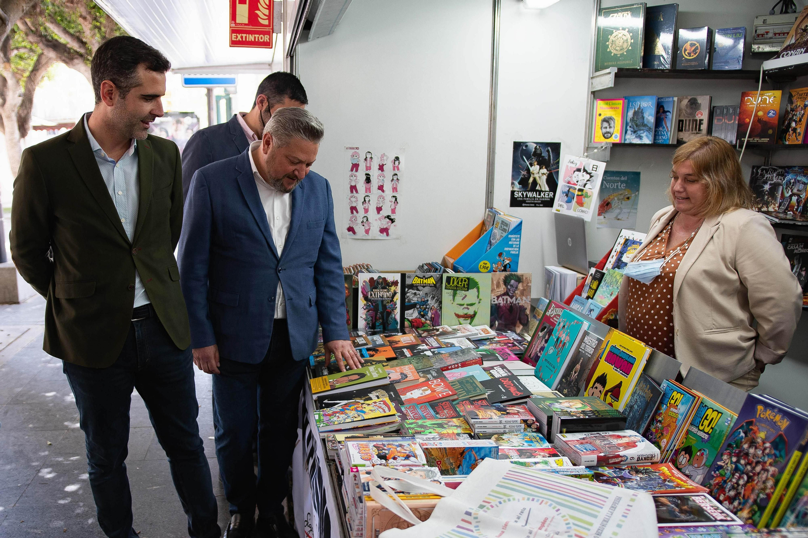 Ramón Fernández-Pacheco junto a Diego Cruz visitando la Feria del Libro.