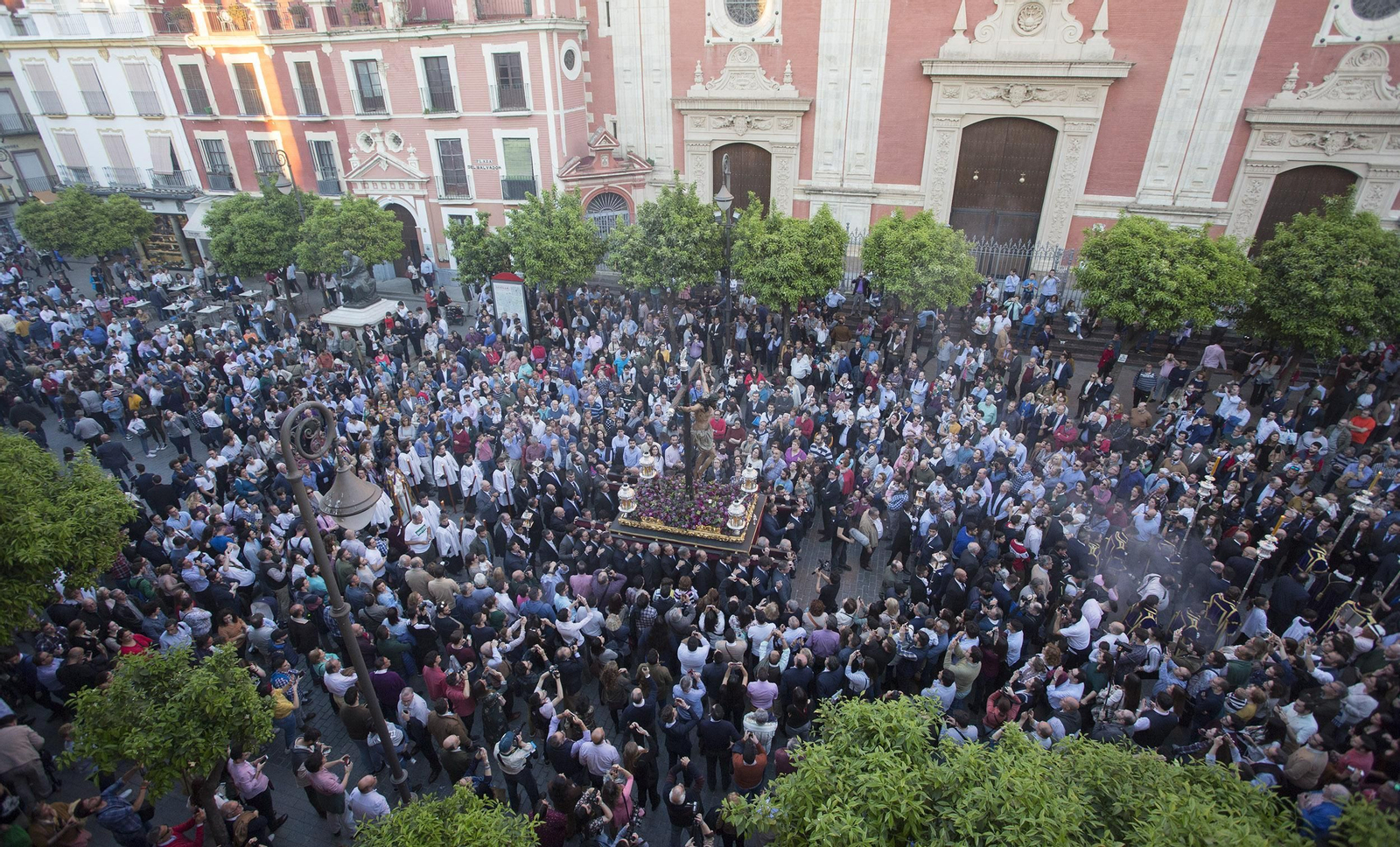 Las imágenes del Vía Crucis de las Cofradías de Sevilla con el Cristo de la Conversión de Montserrat