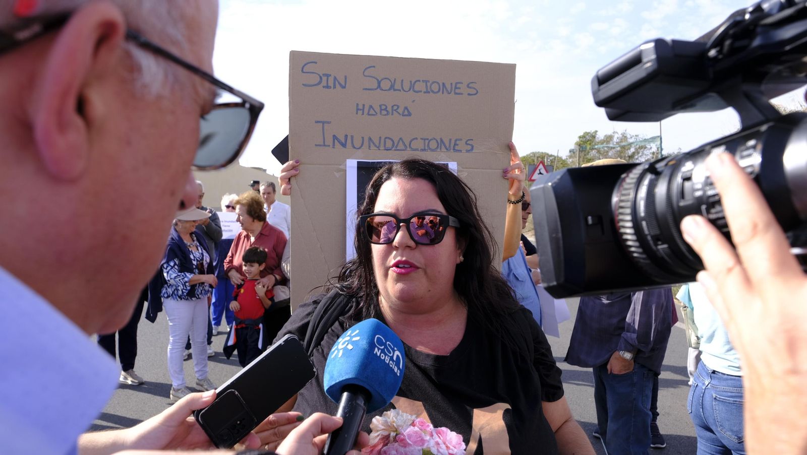 Los vecinos de Costacabana se manifiestan por el arreglo de su rambla, en imágenes