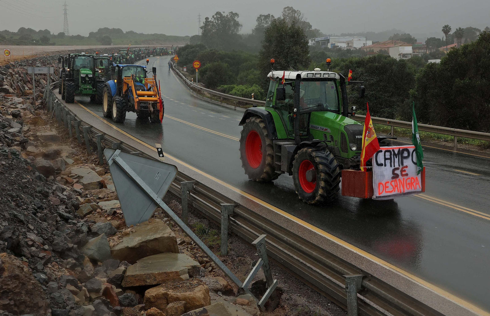 El corte del acceso sur de Algeciras por los tractoristas de Cádiz, en imágenes