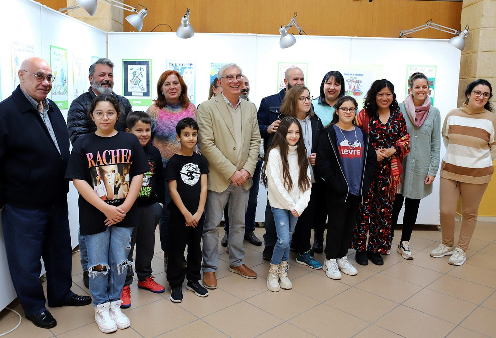 Representantes del gobierno municipal y de la comunidad educativa del CEIP Sagrada Familia.