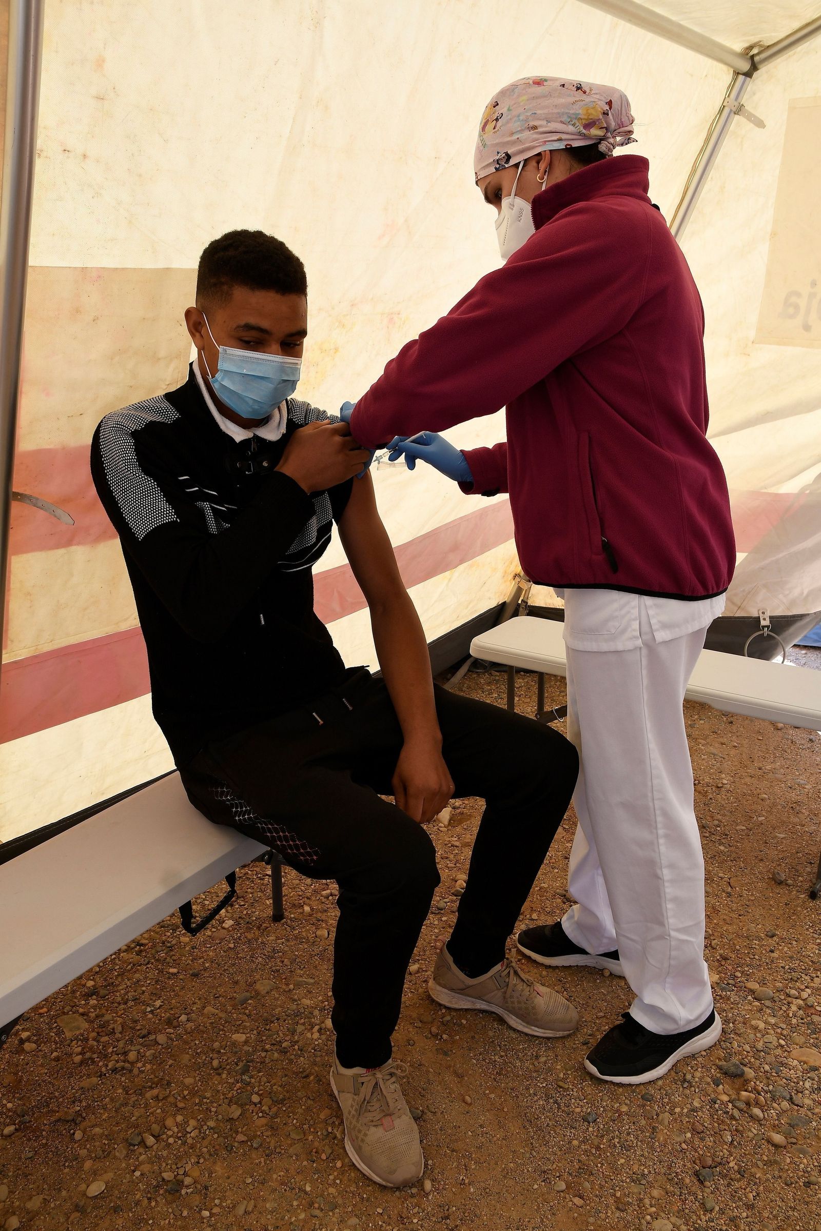 Uno de los inmigrantes del asentamiento de El Hoyo que han acudido este viernes a vacunarse.