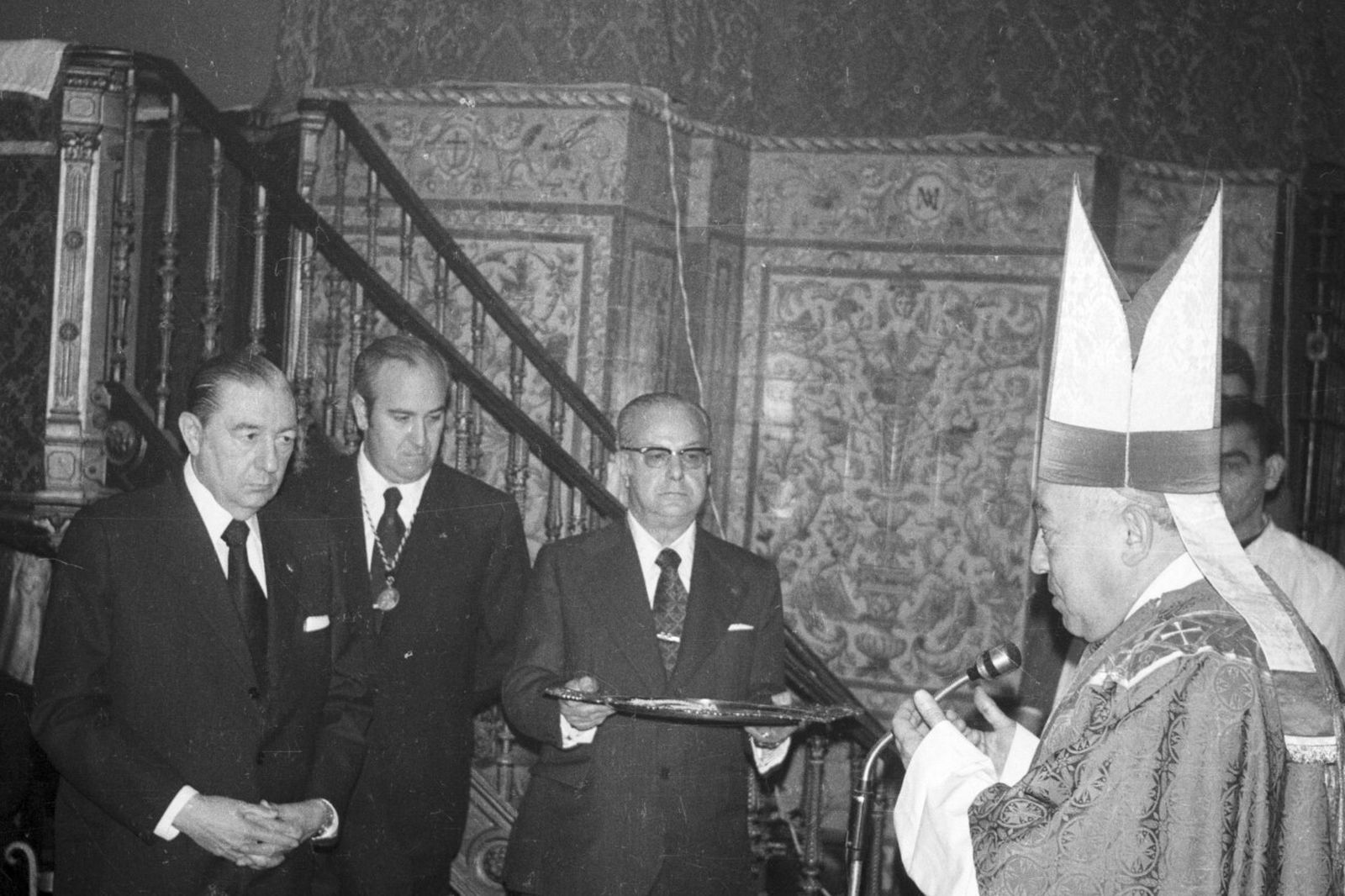 El cardenal Bueno Monreal en uno de los actos de la Hermandad de la Soledad.